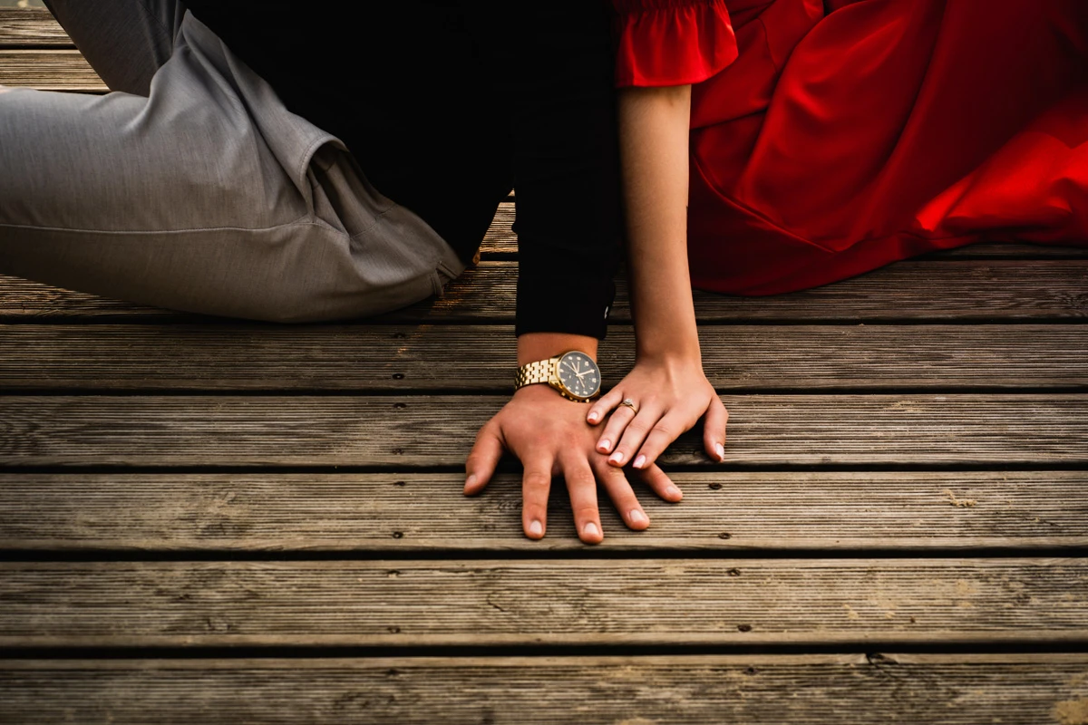 zbliżenie na ręce zakochanych i pierścionek zaręczynowy