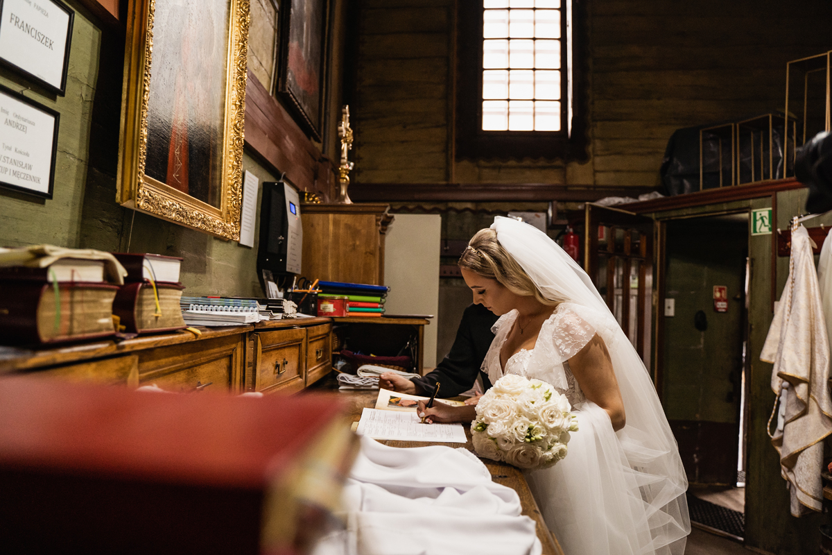 ślub w zabytkowym kościele