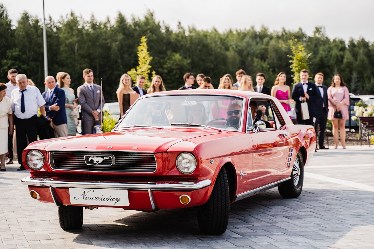 piękny czerwony ford mustang na ślubie