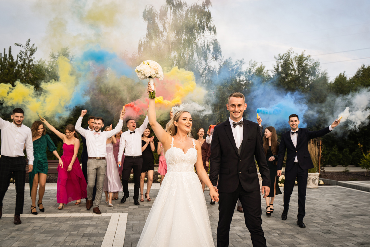 zdjęcia ślubne z kolorowymi racami