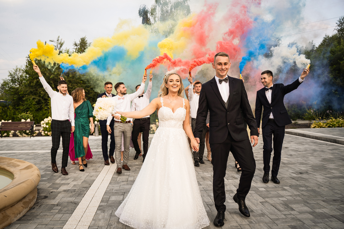 zdjęcia ślubne z kolorowymi racami